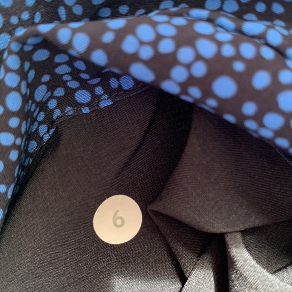 Lululemon Spring Break Away Short II Blue and Black Print Size 6 - Picture 9 of 10